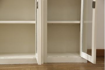 カップボードを戸棚にリメイク!上段部分を利用。天板を補強して取っ手を交換。アンティークホワイトでペイント仕上げ。