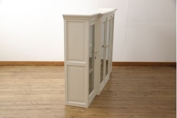 カップボードを戸棚にリメイク!上段部分を利用。天板を補強して取っ手を交換。アンティークホワイトでペイント仕上げ。