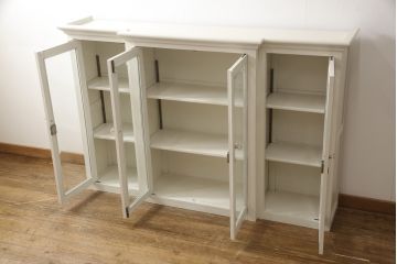 カップボードを戸棚にリメイク!上段部分を利用。天板を補強して取っ手を交換。アンティークホワイトでペイント仕上げ。