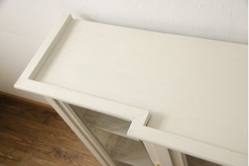 カップボードを戸棚にリメイク!上段部分を利用。天板を補強して取っ手を交換。アンティークホワイトでペイント仕上げ。