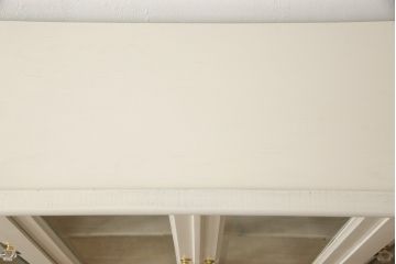 カップボードを戸棚にリメイク!上段部分を利用。天板を補強して取っ手を交換。アンティークホワイトでペイント仕上げ。