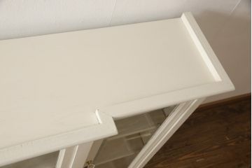カップボードを戸棚にリメイク!上段部分を利用。天板を補強して取っ手を交換。アンティークホワイトでペイント仕上げ。