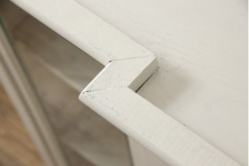 カップボードを戸棚にリメイク!上段部分を利用。天板を補強して取っ手を交換。アンティークホワイトでペイント仕上げ。