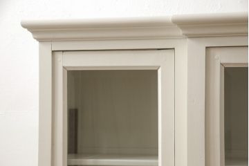 カップボードを戸棚にリメイク!上段部分を利用。天板を補強して取っ手を交換。アンティークホワイトでペイント仕上げ。