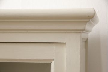 カップボードを戸棚にリメイク!上段部分を利用。天板を補強して取っ手を交換。アンティークホワイトでペイント仕上げ。