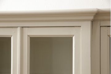 カップボードを戸棚にリメイク!上段部分を利用。天板を補強して取っ手を交換。アンティークホワイトでペイント仕上げ。
