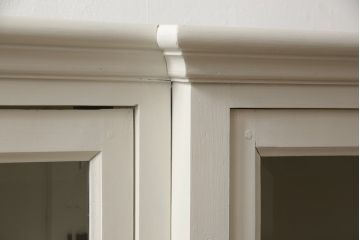 カップボードを戸棚にリメイク!上段部分を利用。天板を補強して取っ手を交換。アンティークホワイトでペイント仕上げ。