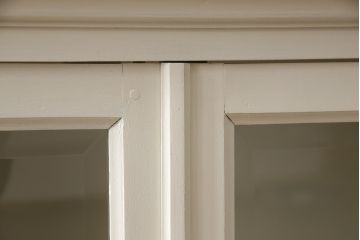 カップボードを戸棚にリメイク!上段部分を利用。天板を補強して取っ手を交換。アンティークホワイトでペイント仕上げ。