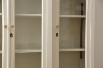 カップボードを戸棚にリメイク!上段部分を利用。天板を補強して取っ手を交換。アンティークホワイトでペイント仕上げ。