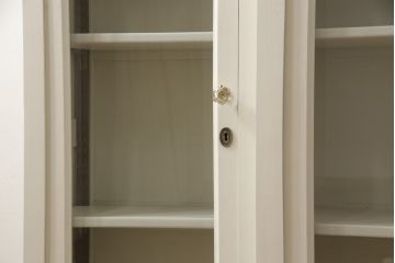 カップボードを戸棚にリメイク!上段部分を利用。天板を補強して取っ手を交換。アンティークホワイトでペイント仕上げ。