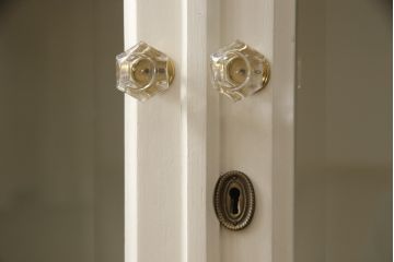 カップボードを戸棚にリメイク!上段部分を利用。天板を補強して取っ手を交換。アンティークホワイトでペイント仕上げ。