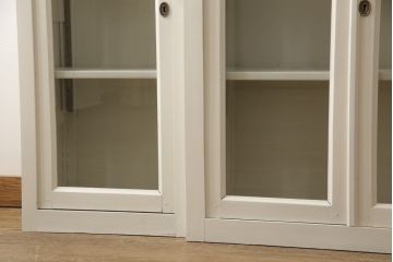 カップボードを戸棚にリメイク!上段部分を利用。天板を補強して取っ手を交換。アンティークホワイトでペイント仕上げ。