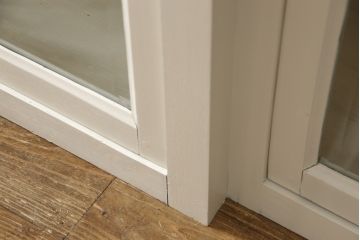 カップボードを戸棚にリメイク!上段部分を利用。天板を補強して取っ手を交換。アンティークホワイトでペイント仕上げ。