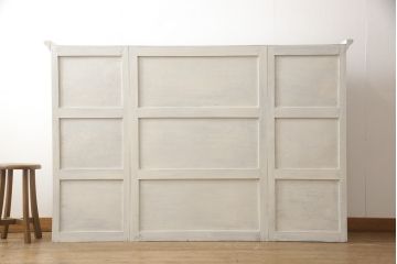 カップボードを戸棚にリメイク!上段部分を利用。天板を補強して取っ手を交換。アンティークホワイトでペイント仕上げ。