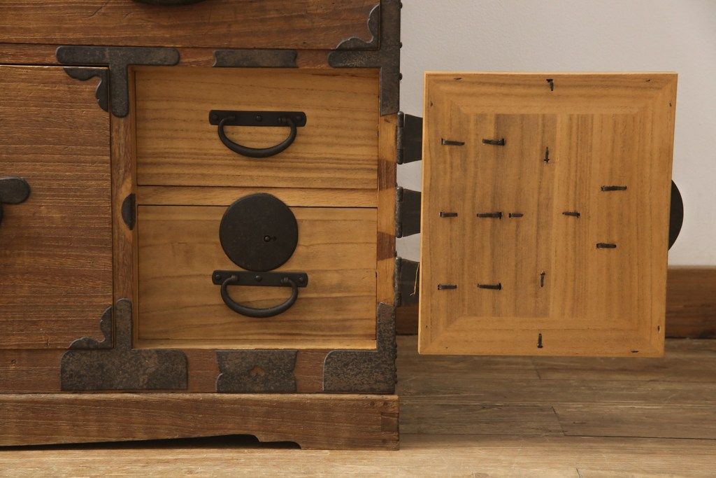 桐箪笥を綺麗に再生!高品質リペアを施し、蜜蝋ワックス仕上げ。