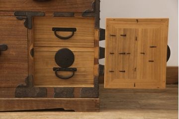 桐箪笥を綺麗に再生!高品質リペアを施し、蜜蝋ワックス仕上げ。