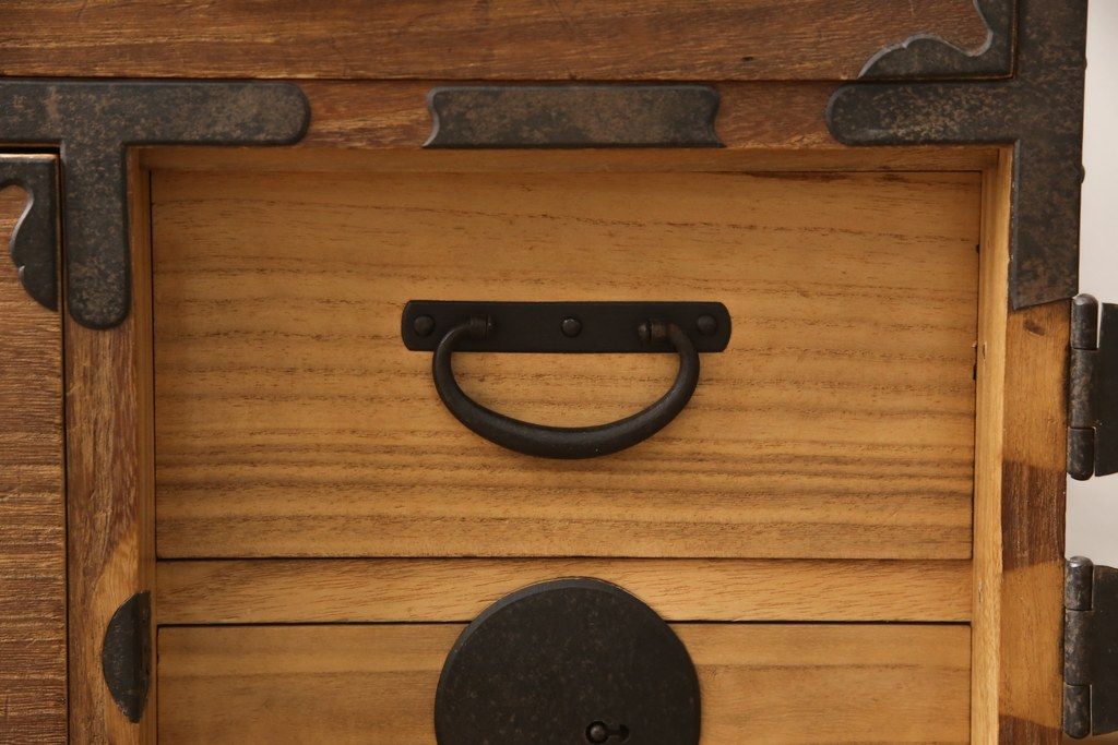 桐箪笥を綺麗に再生!高品質リペアを施し、蜜蝋ワックス仕上げ。