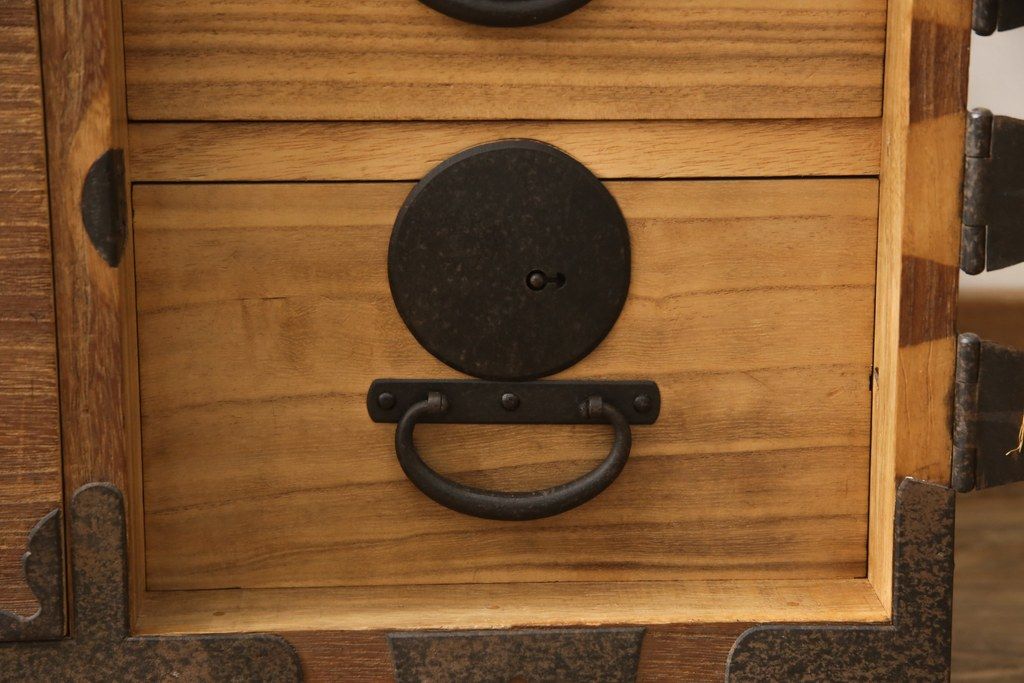 桐箪笥を綺麗に再生!高品質リペアを施し、蜜蝋ワックス仕上げ。