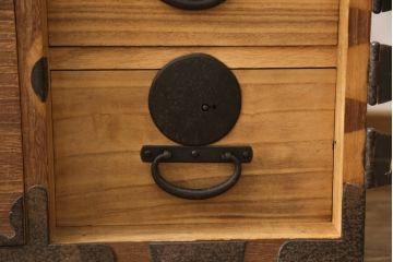 桐箪笥を綺麗に再生!高品質リペアを施し、蜜蝋ワックス仕上げ。