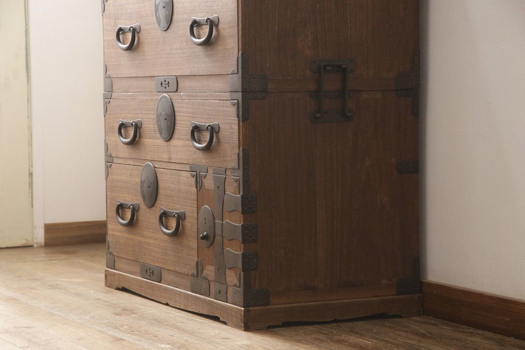 桐箪笥を綺麗に再生!高品質リペアを施し、蜜蝋ワックス仕上げ。