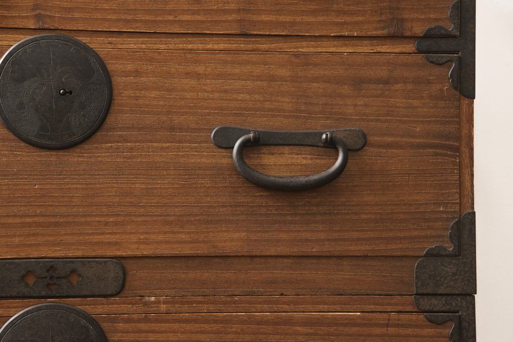 桐箪笥を綺麗に再生!高品質リペアを施し、蜜蝋ワックス仕上げ。