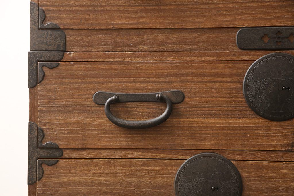 桐箪笥を綺麗に再生!高品質リペアを施し、蜜蝋ワックス仕上げ。