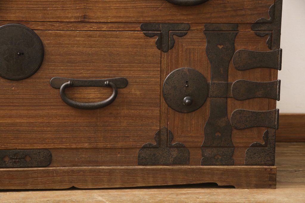 桐箪笥を綺麗に再生!高品質リペアを施し、蜜蝋ワックス仕上げ。