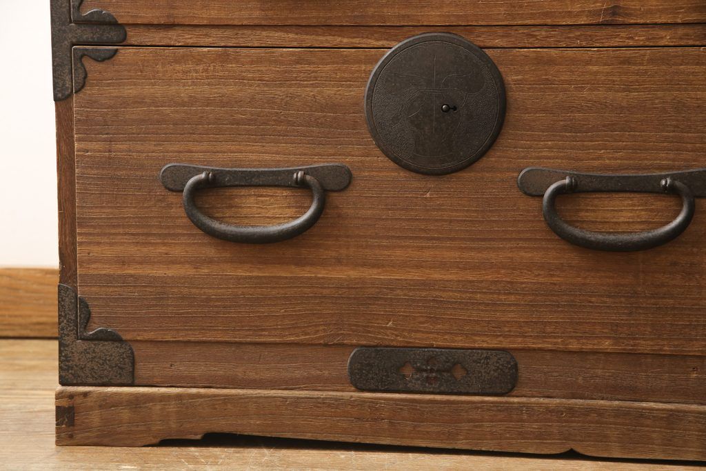 桐箪笥を綺麗に再生!高品質リペアを施し、蜜蝋ワックス仕上げ。