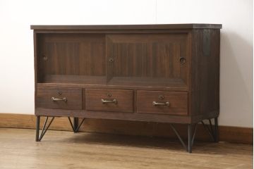 桐箪笥をローボードにリメイク!引き出しは取っ手を取り替え、引き戸の背板は撤去。天板と鉄脚を取り付け、全体をオーク系でステイン仕上げ。