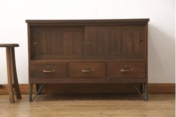 桐箪笥をローボードにリメイク!引き出しは取っ手を取り替え、引き戸の背板は撤去。天板と鉄脚を取り付け、全体をオーク系でステイン仕上げ。