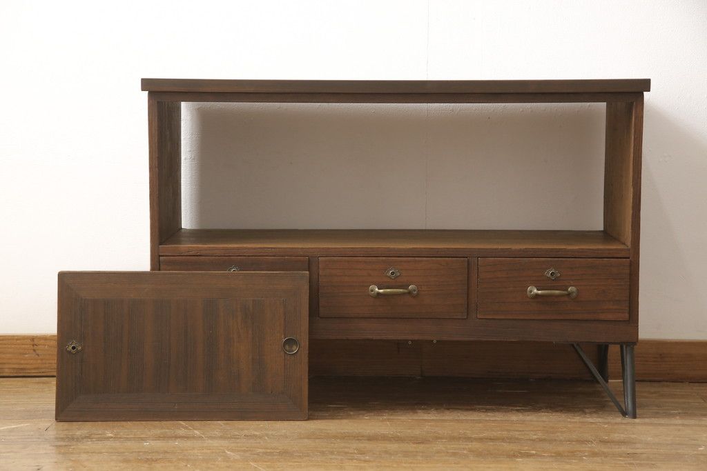 桐箪笥をローボードにリメイク!引き出しは取っ手を取り替え、引き戸の背板は撤去。天板と鉄脚を取り付け、全体をオーク系でステイン仕上げ。