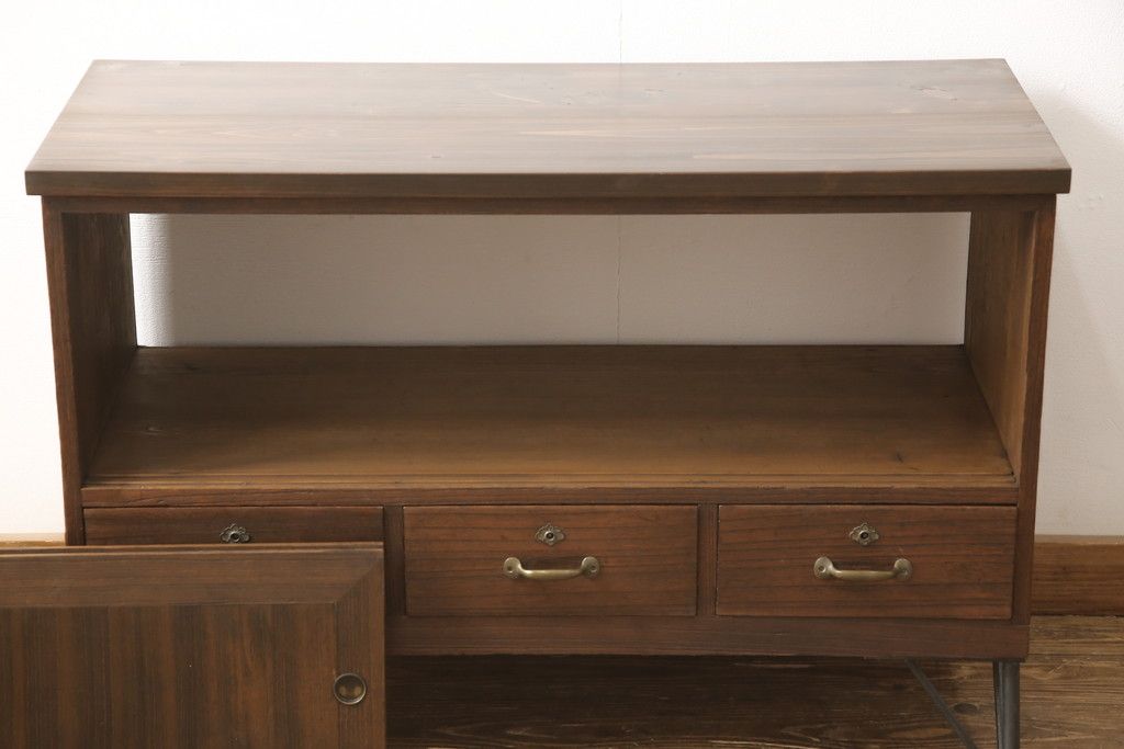 桐箪笥をローボードにリメイク!引き出しは取っ手を取り替え、引き戸の背板は撤去。天板と鉄脚を取り付け、全体をオーク系でステイン仕上げ。