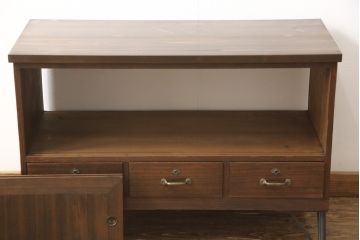 桐箪笥をローボードにリメイク!引き出しは取っ手を取り替え、引き戸の背板は撤去。天板と鉄脚を取り付け、全体をオーク系でステイン仕上げ。