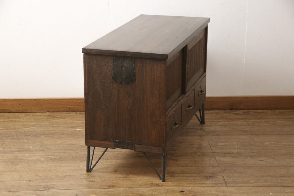 桐箪笥をローボードにリメイク!引き出しは取っ手を取り替え、引き戸の背板は撤去。天板と鉄脚を取り付け、全体をオーク系でステイン仕上げ。