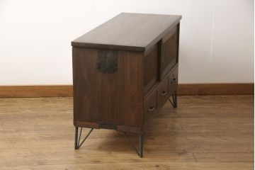 桐箪笥をローボードにリメイク!引き出しは取っ手を取り替え、引き戸の背板は撤去。天板と鉄脚を取り付け、全体をオーク系でステイン仕上げ。