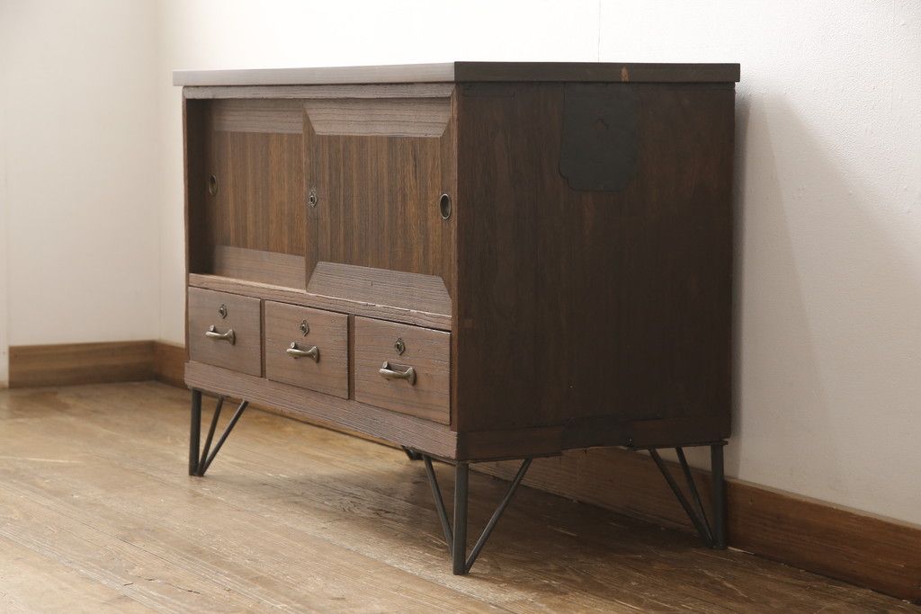 桐箪笥をローボードにリメイク!引き出しは取っ手を取り替え、引き戸の背板は撤去。天板と鉄脚を取り付け、全体をオーク系でステイン仕上げ。