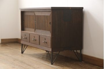 桐箪笥をローボードにリメイク!引き出しは取っ手を取り替え、引き戸の背板は撤去。天板と鉄脚を取り付け、全体をオーク系でステイン仕上げ。