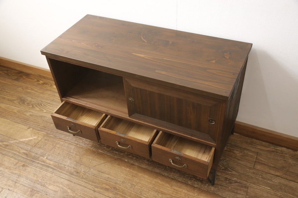 桐箪笥をローボードにリメイク!引き出しは取っ手を取り替え、引き戸の背板は撤去。天板と鉄脚を取り付け、全体をオーク系でステイン仕上げ。