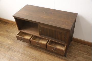 桐箪笥をローボードにリメイク!引き出しは取っ手を取り替え、引き戸の背板は撤去。天板と鉄脚を取り付け、全体をオーク系でステイン仕上げ。