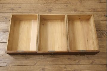 桐箪笥をローボードにリメイク!引き出しは取っ手を取り替え、引き戸の背板は撤去。天板と鉄脚を取り付け、全体をオーク系でステイン仕上げ。