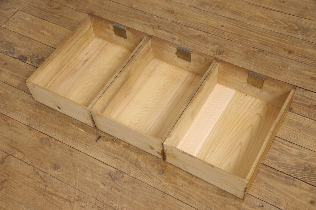 桐箪笥をローボードにリメイク!引き出しは取っ手を取り替え、引き戸の背板は撤去。天板と鉄脚を取り付け、全体をオーク系でステイン仕上げ。