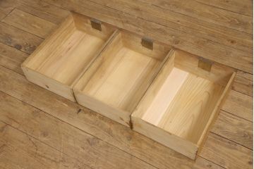 桐箪笥をローボードにリメイク!引き出しは取っ手を取り替え、引き戸の背板は撤去。天板と鉄脚を取り付け、全体をオーク系でステイン仕上げ。