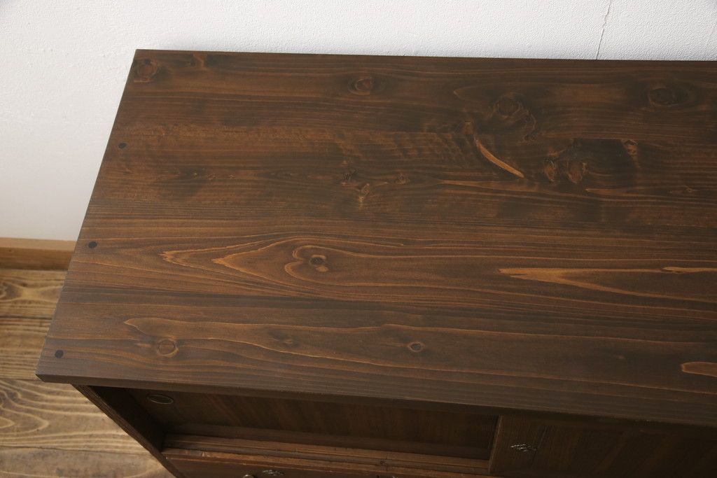 桐箪笥をローボードにリメイク!引き出しは取っ手を取り替え、引き戸の背板は撤去。天板と鉄脚を取り付け、全体をオーク系でステイン仕上げ。