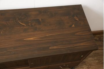 桐箪笥をローボードにリメイク!引き出しは取っ手を取り替え、引き戸の背板は撤去。天板と鉄脚を取り付け、全体をオーク系でステイン仕上げ。