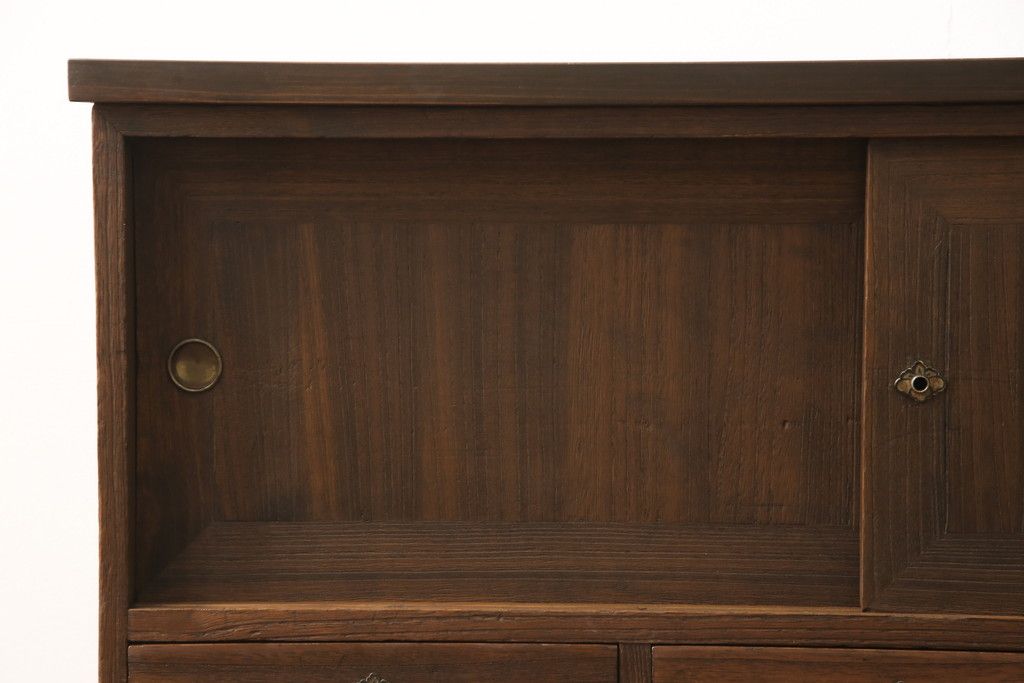 桐箪笥をローボードにリメイク!引き出しは取っ手を取り替え、引き戸の背板は撤去。天板と鉄脚を取り付け、全体をオーク系でステイン仕上げ。