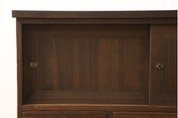 桐箪笥をローボードにリメイク!引き出しは取っ手を取り替え、引き戸の背板は撤去。天板と鉄脚を取り付け、全体をオーク系でステイン仕上げ。