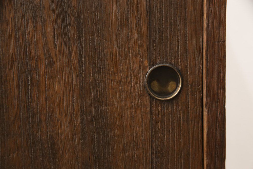 桐箪笥をローボードにリメイク!引き出しは取っ手を取り替え、引き戸の背板は撤去。天板と鉄脚を取り付け、全体をオーク系でステイン仕上げ。