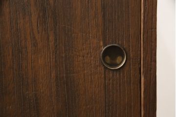 桐箪笥をローボードにリメイク!引き出しは取っ手を取り替え、引き戸の背板は撤去。天板と鉄脚を取り付け、全体をオーク系でステイン仕上げ。