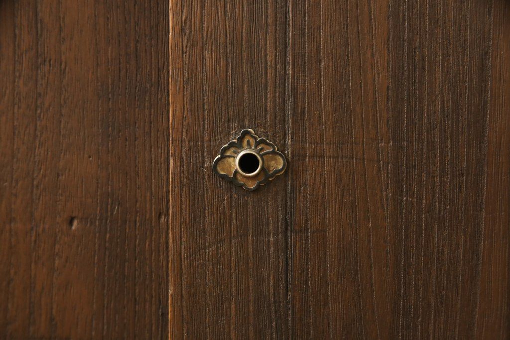 桐箪笥をローボードにリメイク!引き出しは取っ手を取り替え、引き戸の背板は撤去。天板と鉄脚を取り付け、全体をオーク系でステイン仕上げ。