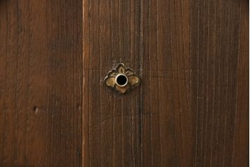 桐箪笥をローボードにリメイク!引き出しは取っ手を取り替え、引き戸の背板は撤去。天板と鉄脚を取り付け、全体をオーク系でステイン仕上げ。